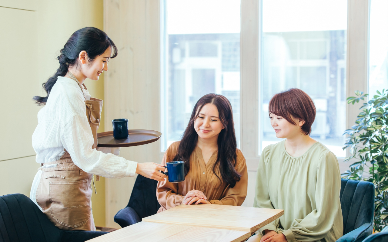 飲食店に欠かせないハンディとは？使い方や機能、POSレジとの連携を解説